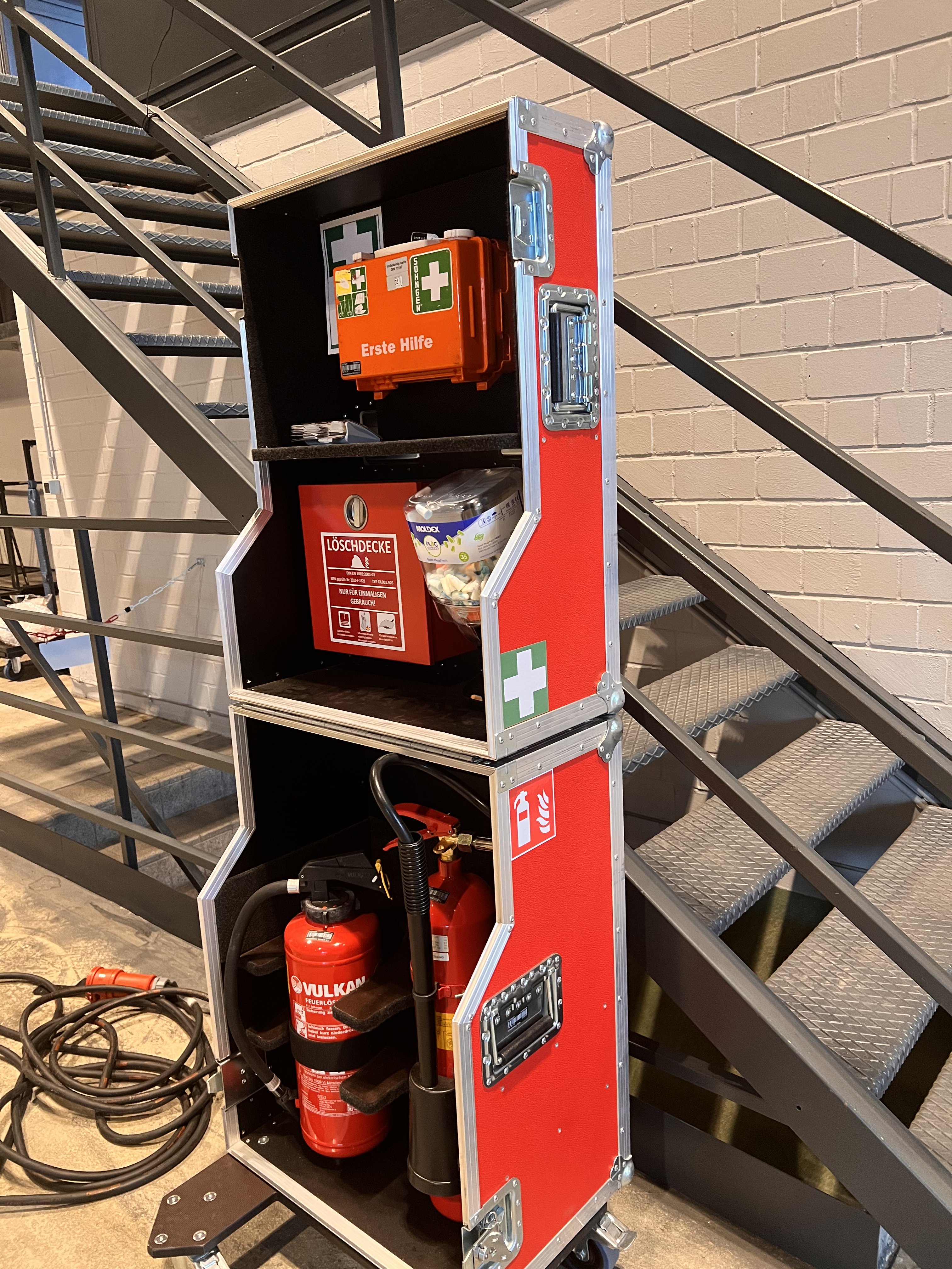 Brandschutz Ausrüstung bestehend aus Feuerlöschern, Löschdecke sowie Erste-Hilfe-Set